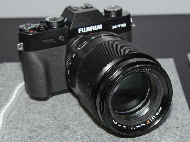 こちらも5月18日に発表されたばかりの大口径中望遠レンズ「XF90mm F2 R LM WR」。口径食が少なく、周辺部でも玉ボケがつぶれないとのこと。