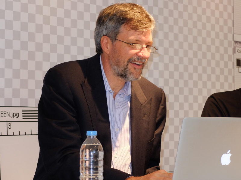 初代Photoshopのデモを行なう表情には、心なしか笑顔が多く見えた