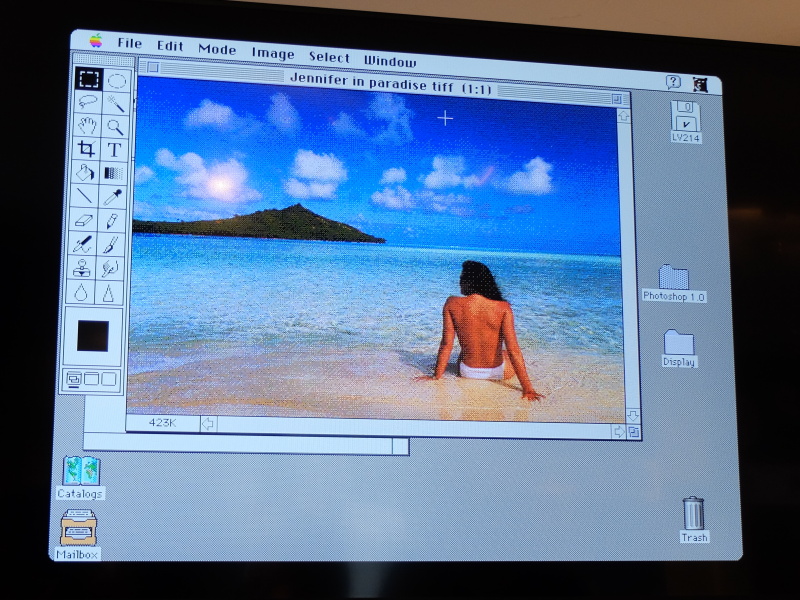 表示されている写真は弟のジョン・ノール氏が撮ったもので、Photoshopを売り込む際に使ったデモ写真であり、Adobeが契約を決めたデモでも使った思い出の写真だという。