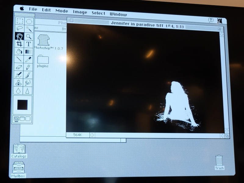 水着の白もブラシで塗りつぶし、レベル補正で人物部分をハッキリさせる