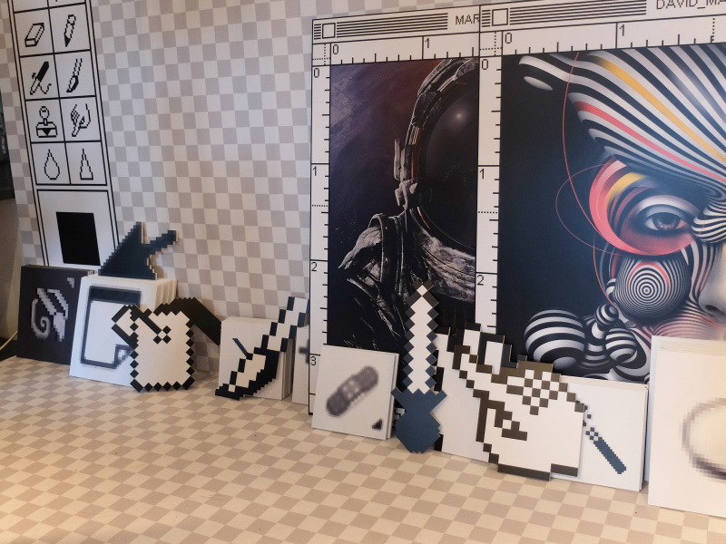 床にツールアイコンなどが散らばっている。これを手に記念撮影を楽しんでほしいとのこと