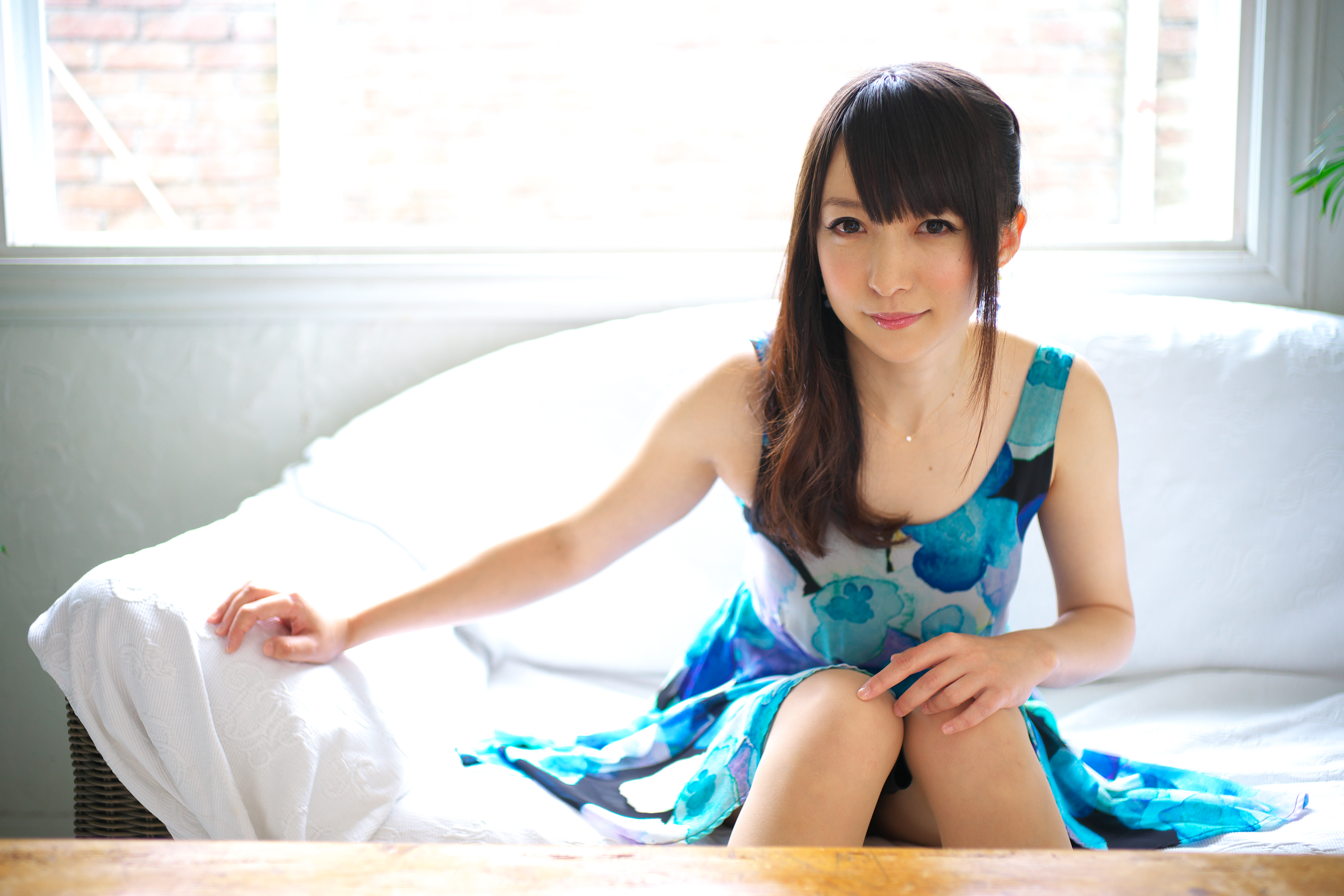 窓からの光を主光源にした逆光撮影。性能変化はほとんど感じられず、優れた描写を示す。より繊細な表現が欲しい場合はもう少し絞り込めばいい。α7 II / 1/160秒 / F2.8 / 0EV / ISO400 / マニュアル / 35mm