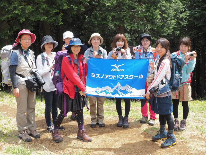 大山中腹の見晴台で、講師のコムロミホ先生と一緒にハイ！チーズ♪