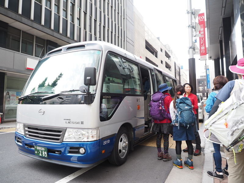 コムロミホ先生、ミズノアウトドアスクールのスタッフの方々と一緒にマイクロバスで大山に向かいます。