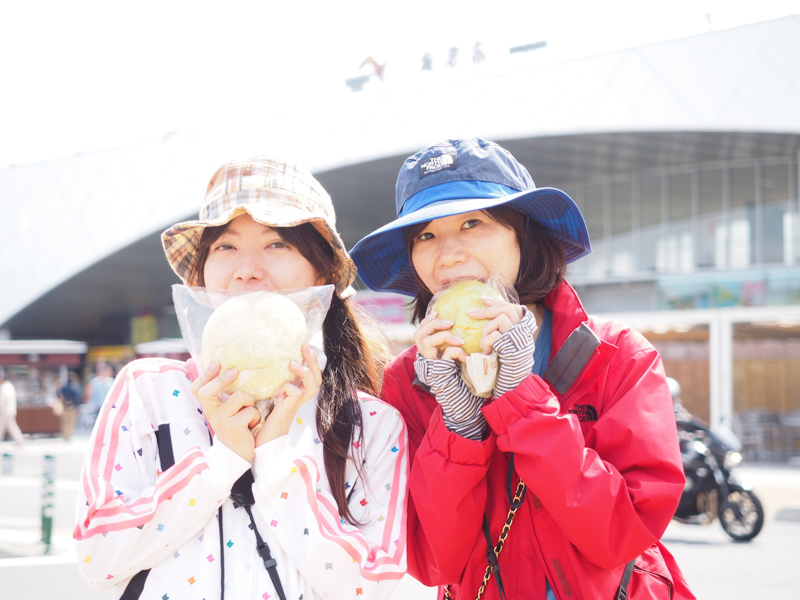 途中、海老名サービスエリアに寄って休憩と昼食を購入しました。海老名サービスエリア名物「ぽるとがる」のメロンパンを購入する参加者も。