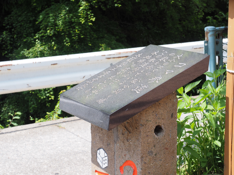 今度は望遠側で離れて撮影。目で見た印象に近い形に写り、背景も広角側で撮影したものに比べると狭い範囲で写ります。