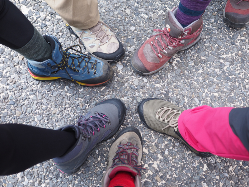 山歩き前にトレッキングシューズで記念撮影。