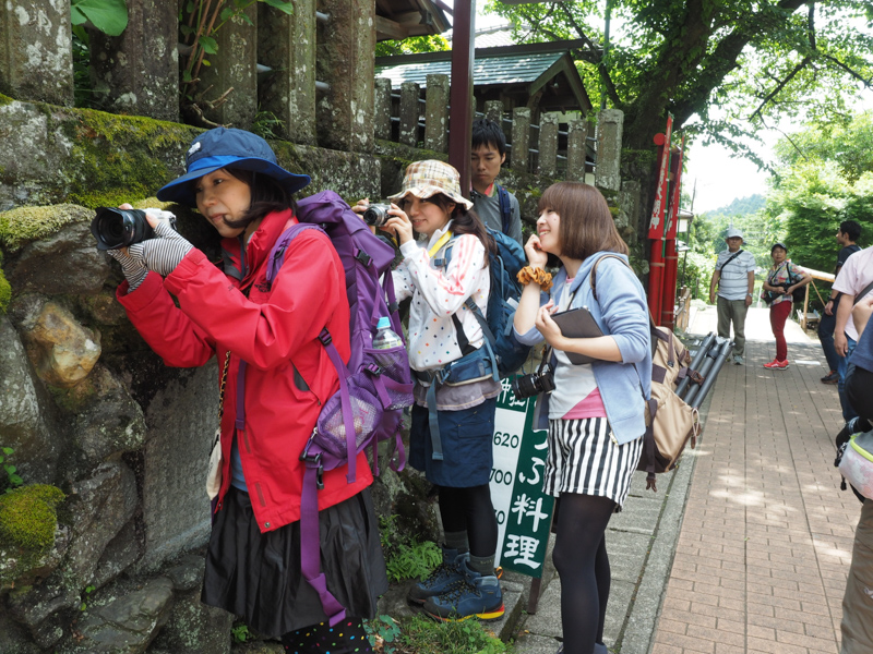 コムロ先生は参加者をまわり、撮りたいイメージに近づくためのアドバイスをしていました。