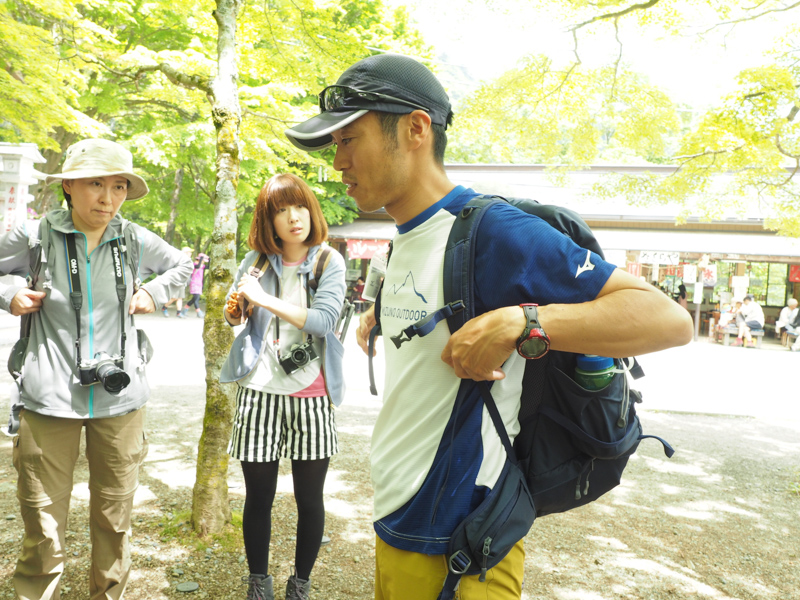 ショルダーベルトを締めた状態のままザックを下すと肩を痛めることがあります。ショルダーベルトを緩めてから下ろしましょう。固定する部品の下の部分を上に引くと簡単に緩むそうです。