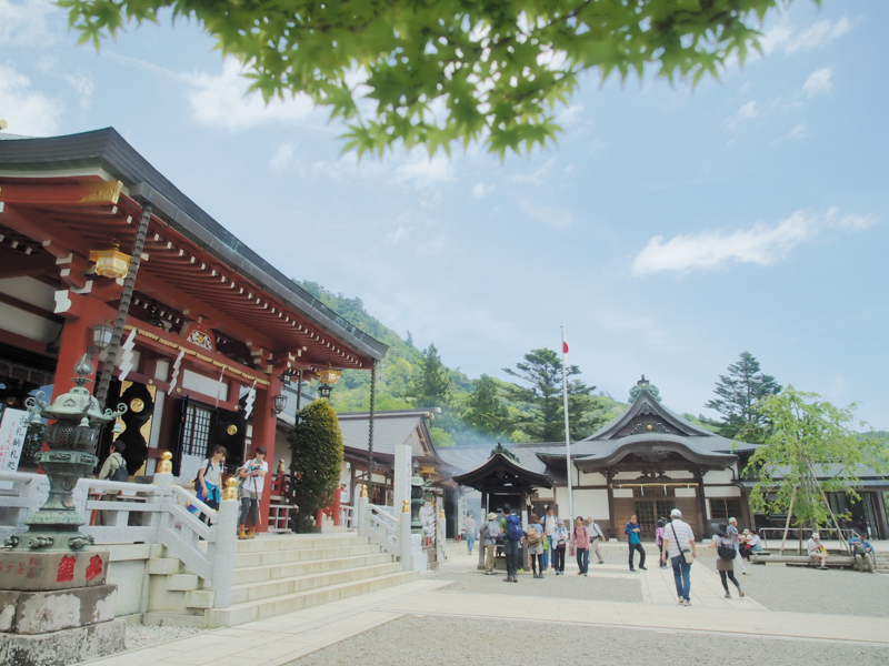 大山阿夫利神社・下社（しもしゃ）。ケーブルカーから階段を上って登って行くことができます。この日はケーブルカー最後の日ということもあり、連休明けにも関わらず多くの登山客が来ていました。