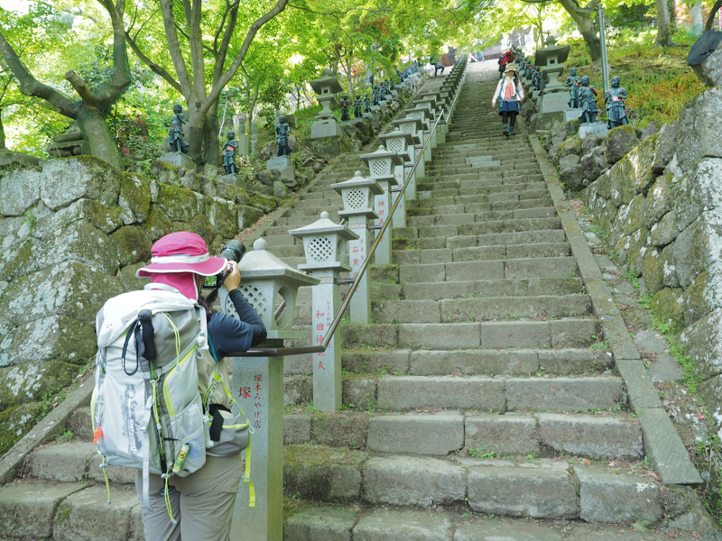 「左右対称の場所はシンメトリー構図がオススメですよ」とコムロ先生。