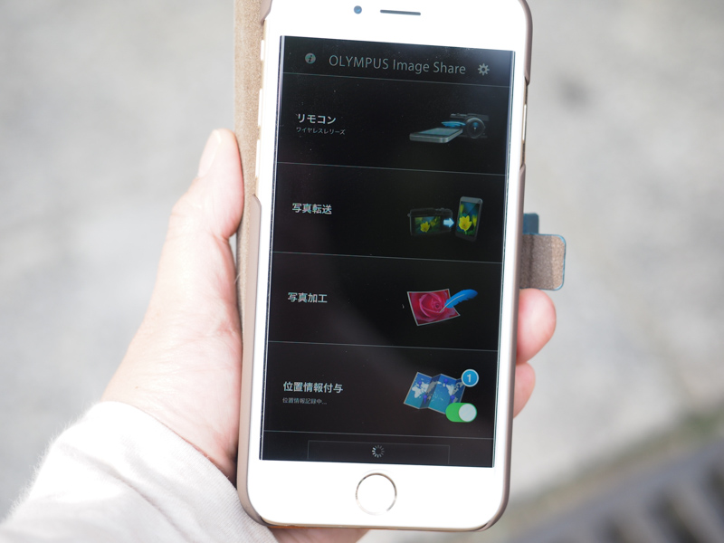 今回の取材では、オリンパスのアプリ「OLYMPUS Image Share（Oi.Share）」を使い、出発時にGPS情報の設定を行いました。