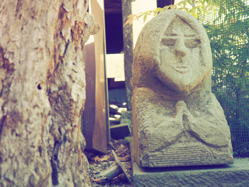 撮影：コムロミホ先生。ちょこんと座っていたお地蔵さんがかわいらしかったので、ヴィンテージで優しい雰囲気にまとめました。