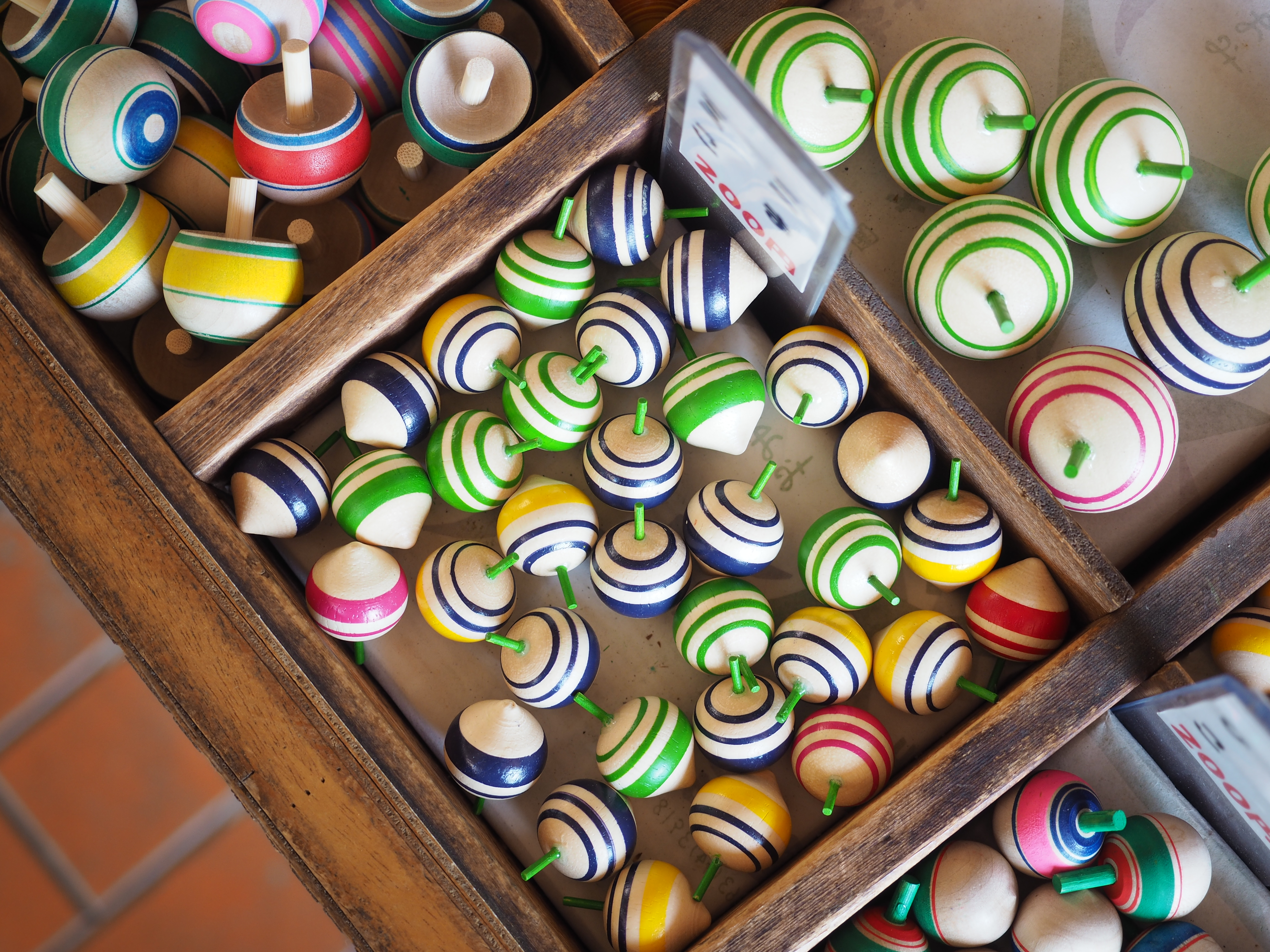 同じ被写体でもカメラを構える角度で雰囲気が変わります。かわいい駒をコロコロとしたイメージになるように真上で撮りました。 撮影：コムロミホ先生