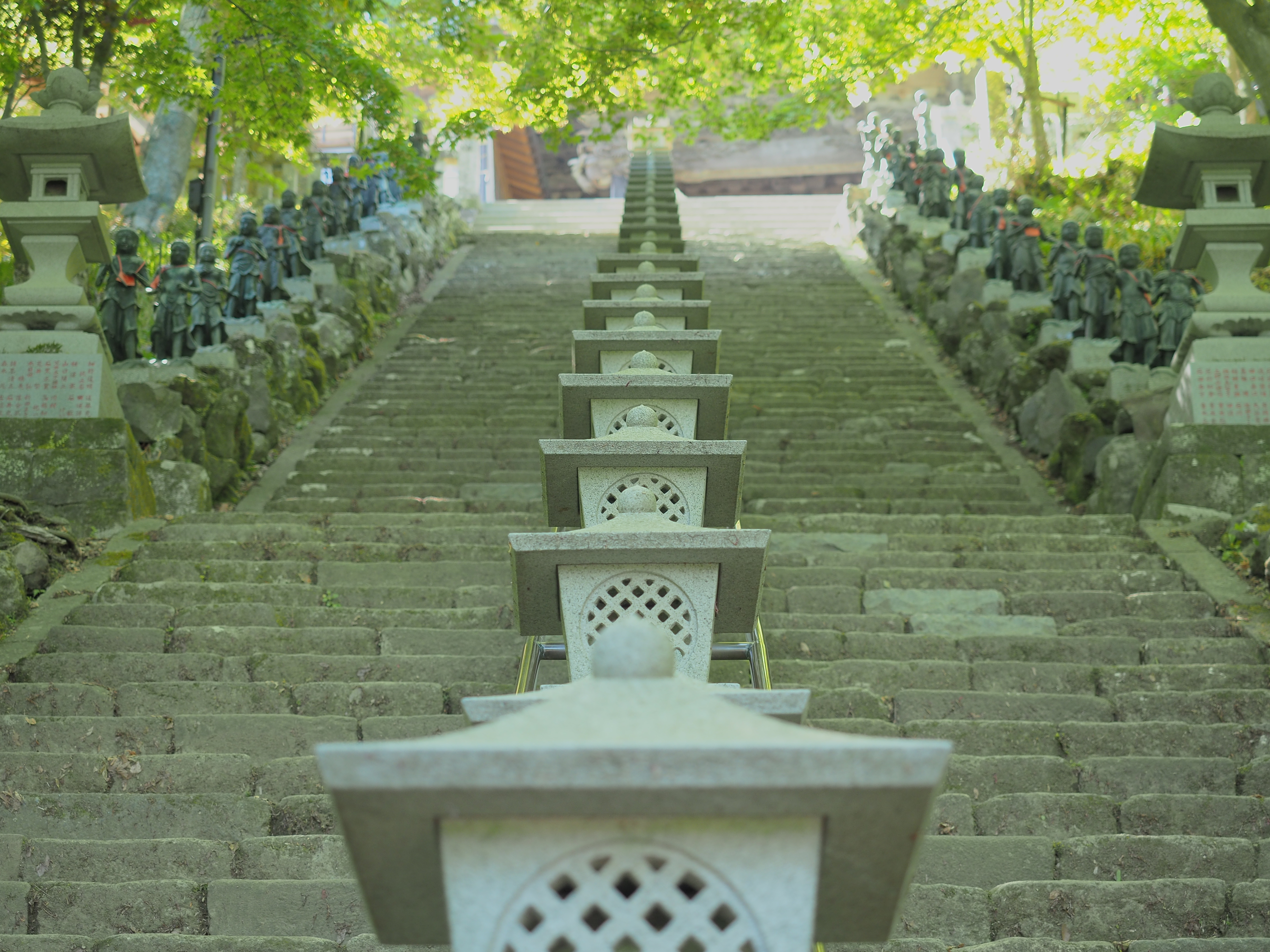 シンメトリー構図にすることによって、写真に安定感がプラスされます。またライトトーンを使うことで、爽やかなイメージに仕上がりました。撮影：コムロミホ先生