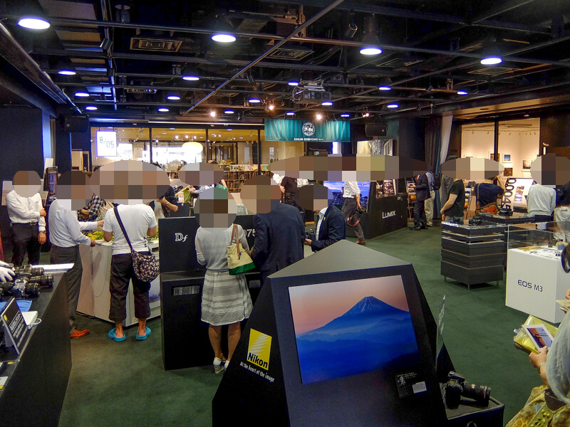 カメラ各社が集まるブースの様子