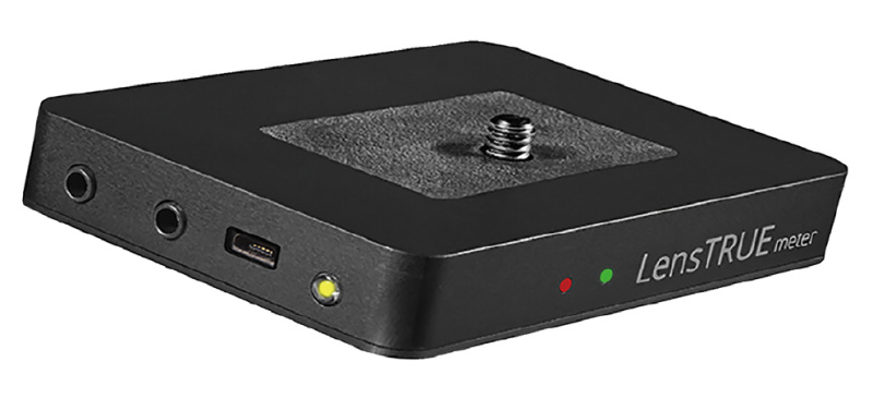 LensTRUE meterは三脚ネジ穴でカメラ底部に固定。
