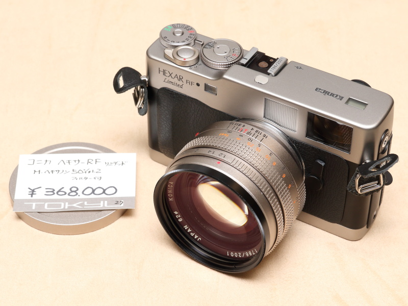 Mヘキサノン50mm F1.2とセットで2001台販売されたヘキサーRF2001リミテッドエディションモデル 。ボディとレンズは同じシリアルが記される。（アカサカカメラ）