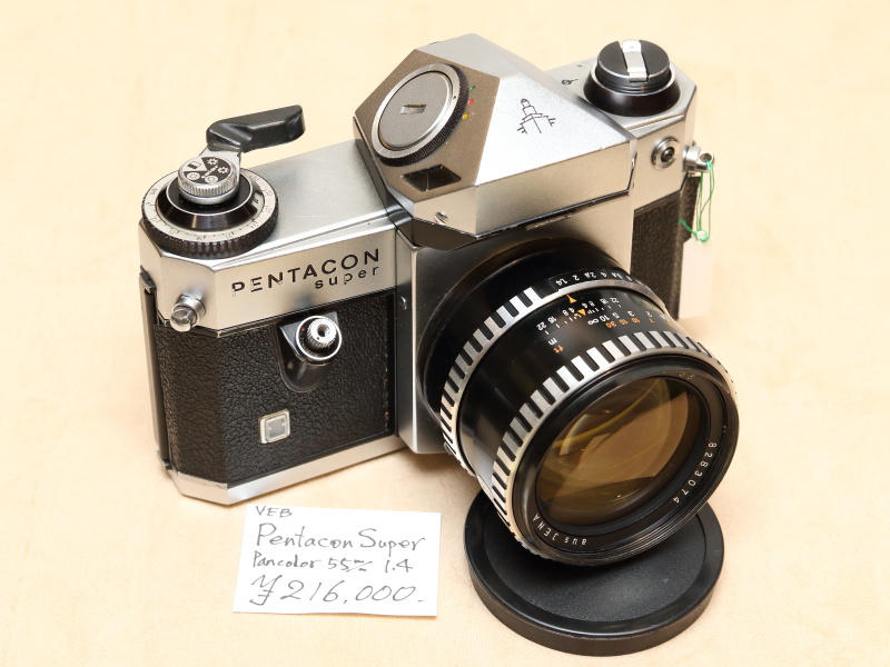 旧東ドイツ製の高級一眼レフ。1968年から72年までに4000台余りがつくられた。パンカラー55mm F1.4は描写に定評のあるレンズ。マウントはM42。（早田カメラ）