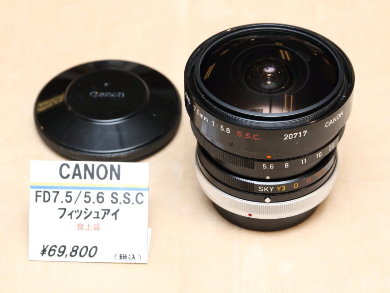 コンパクトな円周魚眼レンズだ。フィルターを内蔵し、深い被写界深度から固定焦点としている。スーパースペクトラコーティングを採用。（新橋イチカメラ）