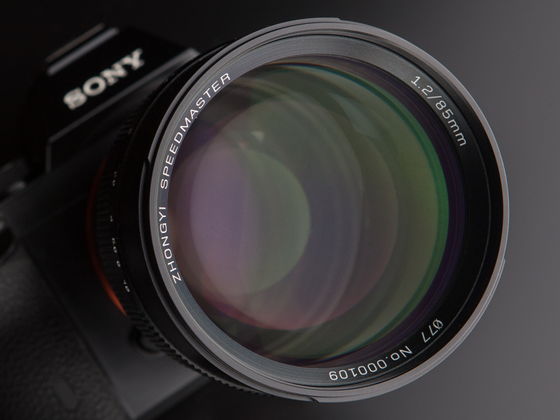 フィルター径は77mm。開放F1.2は晴天だと露出オーバーになりがちだが、日陰ならNDフィルターなしで撮影できる