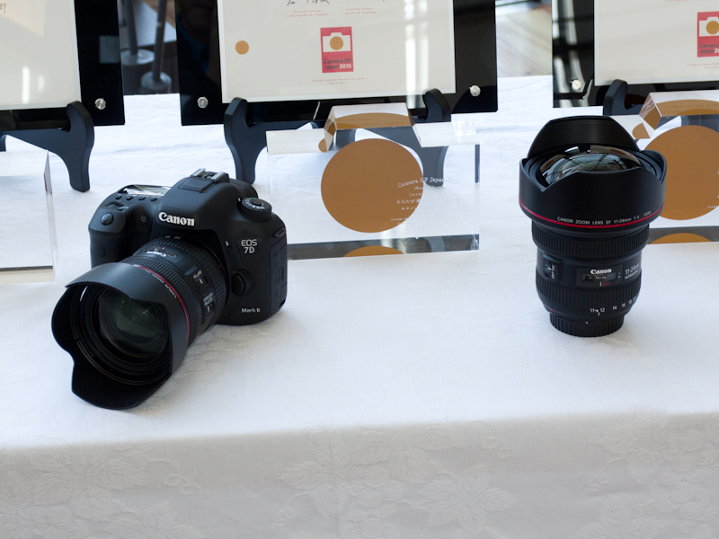 大賞のキヤノン「EOS 7D Mark II」とレンズ賞を受賞した「EF 11-24mm F4L USM」