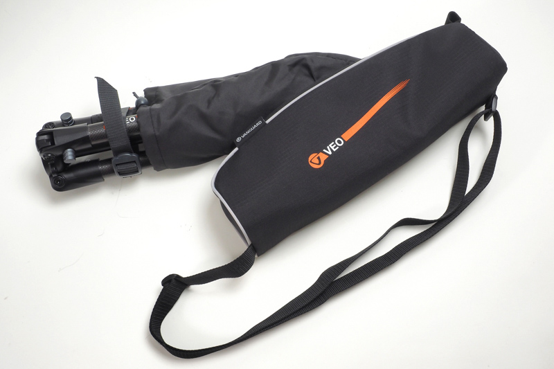 三脚ケースが標準で付属（写真下）。さらにキャンペーンでもらえるVEOバッグには、取付用結束バンドと三脚ポーチ（写真上）」が含まれている