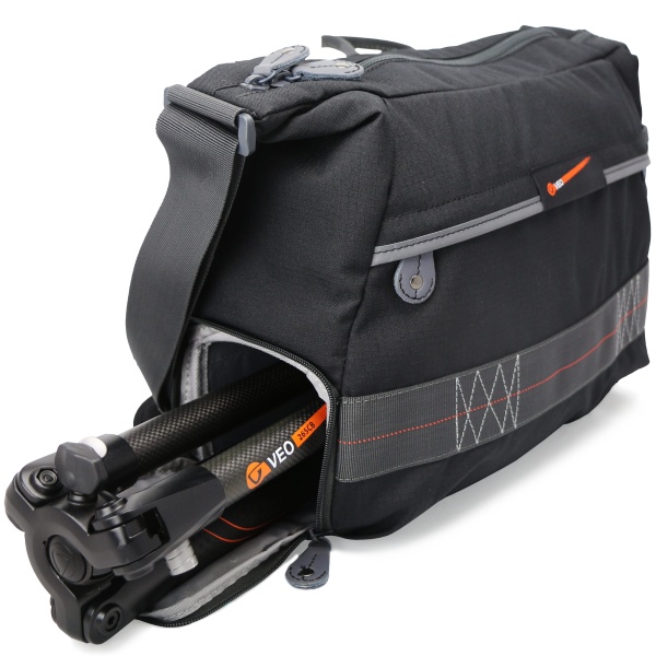 こんな風に収納できる。VEOバッグはVEO三脚の購入で、先着100名にプレゼントされる