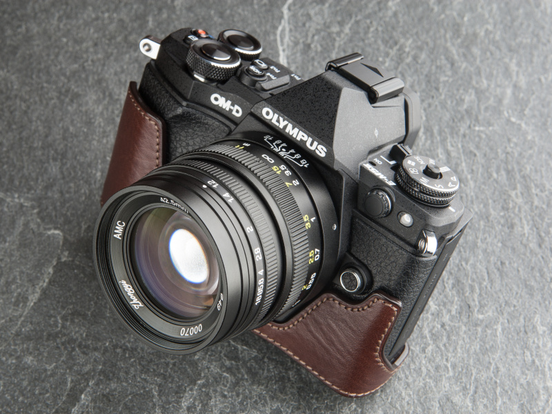 シボ付きのブラウンレザーを採用してる。本機のクラシカルな佇まいによく似合う