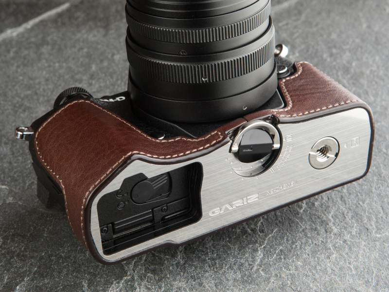 底面はプレートになっていて、バッテリーおよびメモリカードのドアに直接アクセスできる