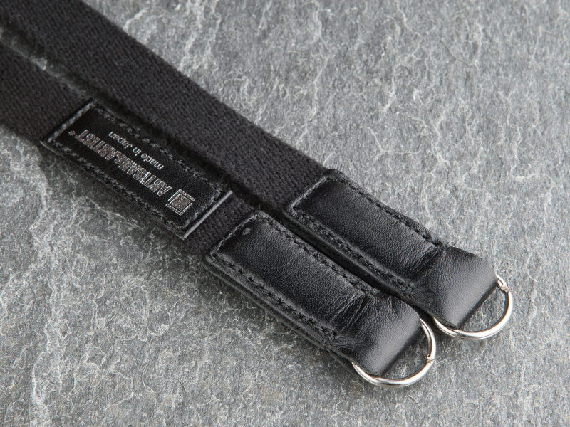 リングガードレスタイプのデザインを採用した。革でリングを深めに覆い、ボディとの干渉を防ぐ