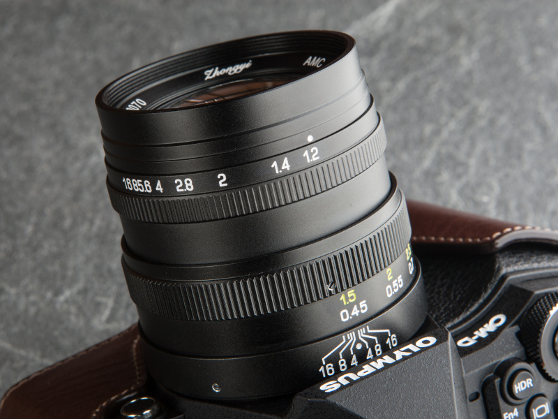 マイクロフォーサーズ機に装着すると、35mm判換算85mm相当となる