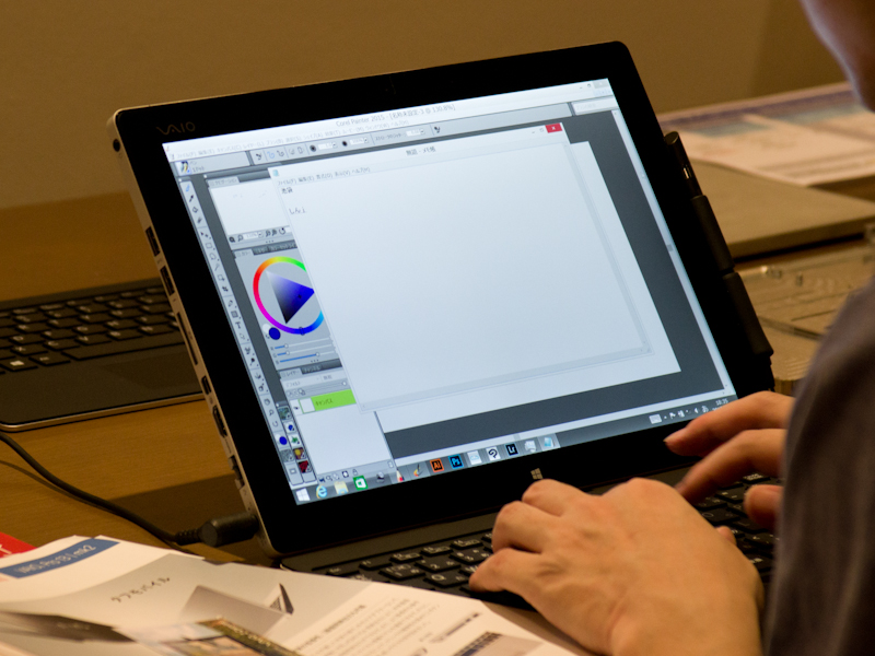 付属のキーボードと接続してクラムシェル型ノートPCとして使うこともできる