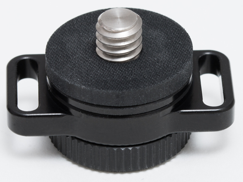 カメラの底部と触れる部分はゴムがあり、カメラを傷つけず、しっかり固定もできる