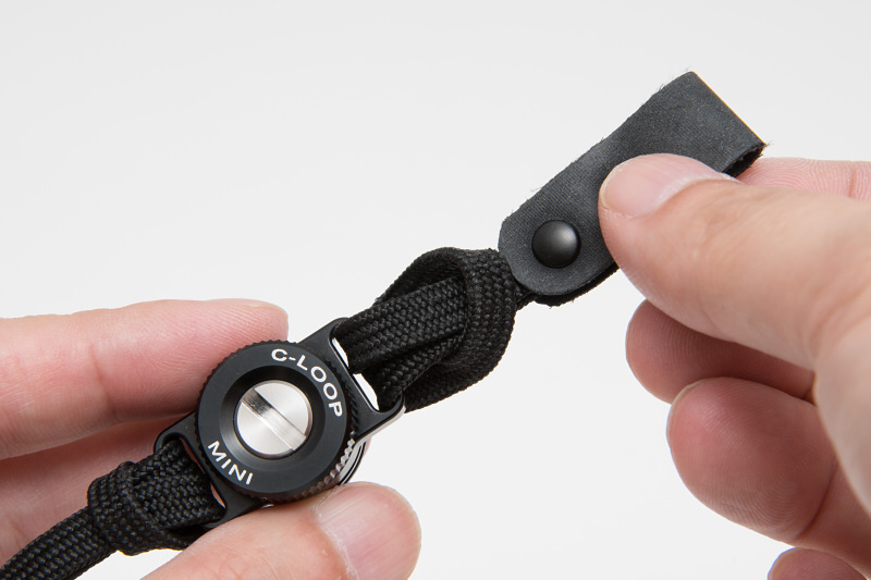 カメラへの装着は、まずストラップの先端部分をC-Loop miniのループ部分に通す