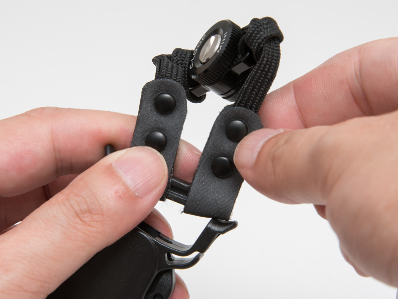 続いて先端部を速写グライドストラップのバックル部分に通し、ロックさせる