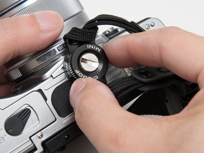 カメラの三脚ネジ穴に、指で回して装着する