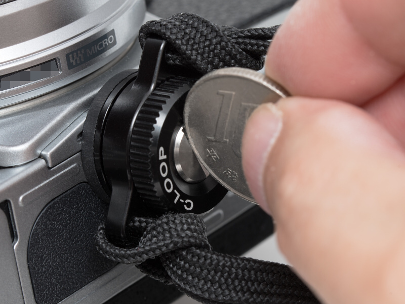 さらにコインで増し締めして、緩まないようにする