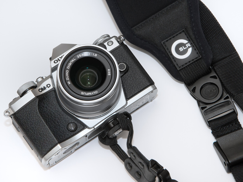 ストラップのテープ部分やショルダーパッドを接続して完成。こちらはOLYMPUS OM-D E-M5 Mark IIに装着した状態。C-Loop miniはジャストフィットだ