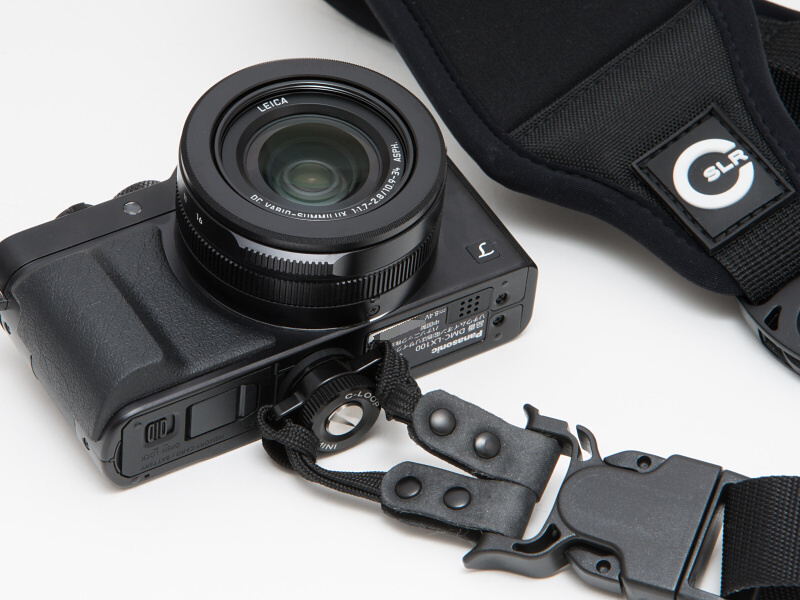 C-Loop miniと速写グライドストラップを、パナソニックLUMIX DMC-LX100に装着した状態。こちらもフィットしている