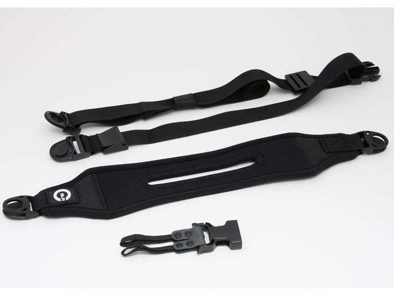 速写グライドストラップは、テープ部分、ショルダーパッド、バックルに分けられる。テープとショルダーパッドの接続部分は可動するため、しなやかに動く