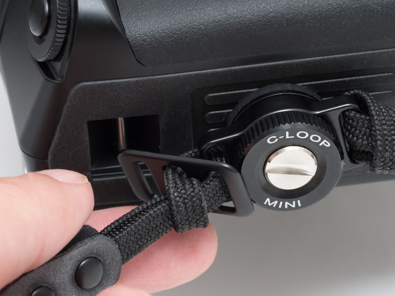 ストラップ先端部を、3穴金具の二つの穴とC-Loop miniに通す