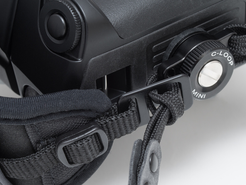 ハンドストラップのテープを3穴金具のもうひとつの穴に通して固定する