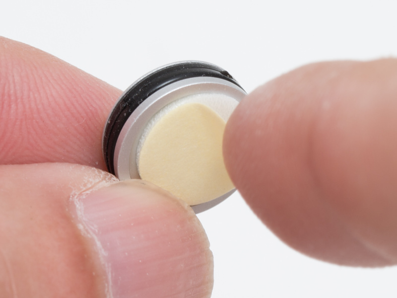 取り付けは、まずヘッド部分のシールを剥がす