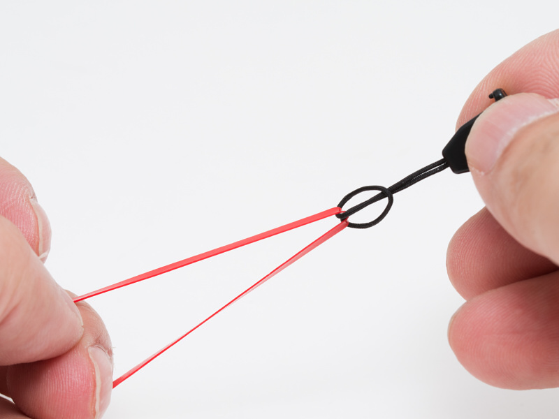 付属の輪ゴムにバックル部分を通す