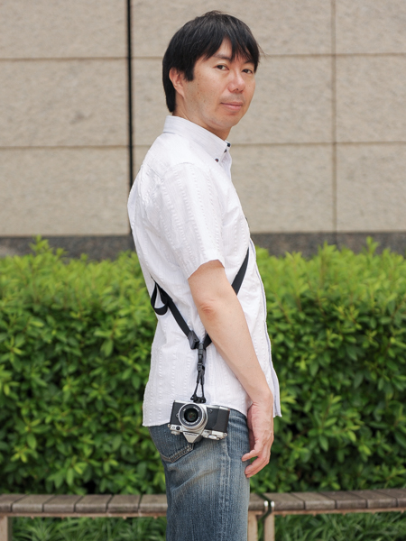 C-Loop miniと速写グライドストラップを組み合わせてカメラを提げたところ