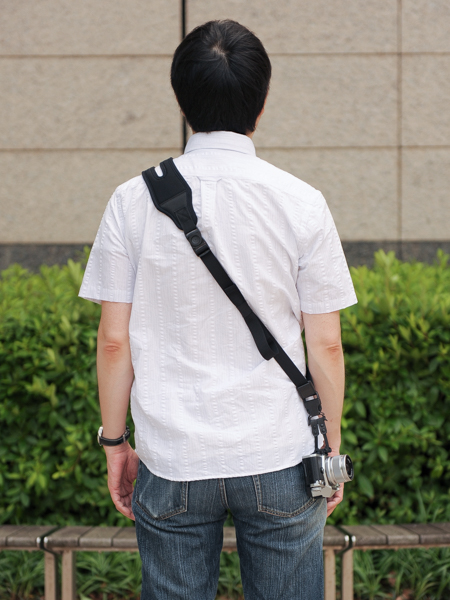 C-Loop miniと速写グライドストラップを組み合わせてカメラを提げたところ