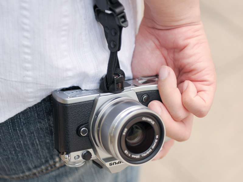 提げたカメラに手を添えるとそのままグリップできる