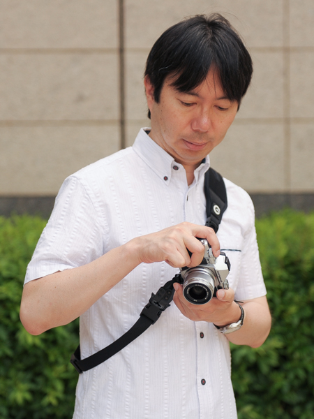 カメラをグリップしたまたストラップ上をスライドすることで、素早くカメラを構えることができる