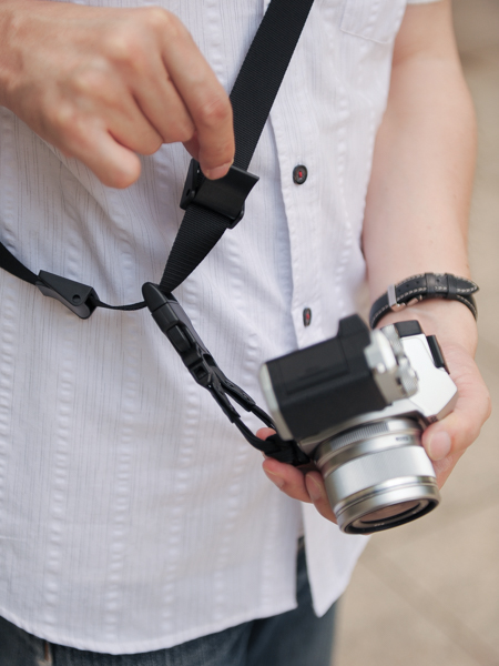 カメラの動きを制限するストッパーが2カ所に付いている。好きな位置でロックすることで、移動中などにカメラが不用意に動かないようにできる